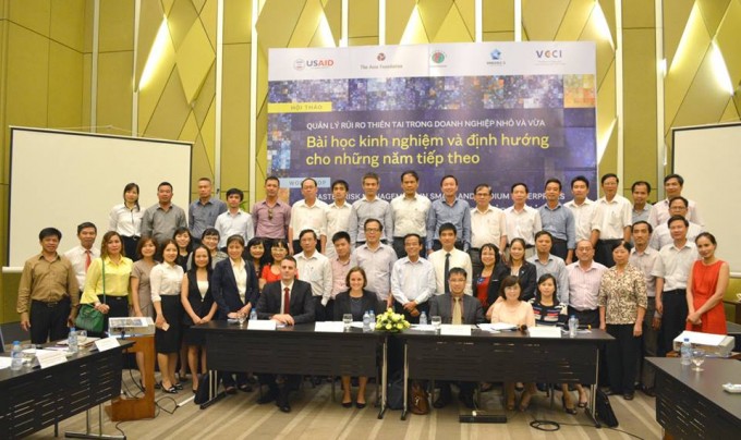 Các đại biểu chụp ảnh sau hội thảo