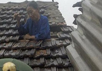Bà cụ tự lợp mái nhà Bà cụ tự lợp mái nhà